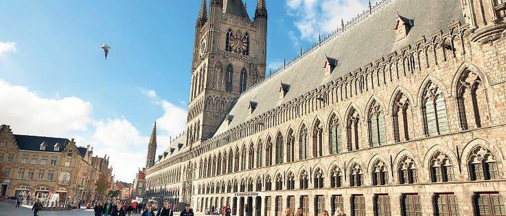 Friedenssymbol. Die gotischen Tuchhallen von Ypern wurden 1914 von deutschen Truppen zerstört. Heute beherbergt das Ensemble das „In Flanders Fields Museum“.