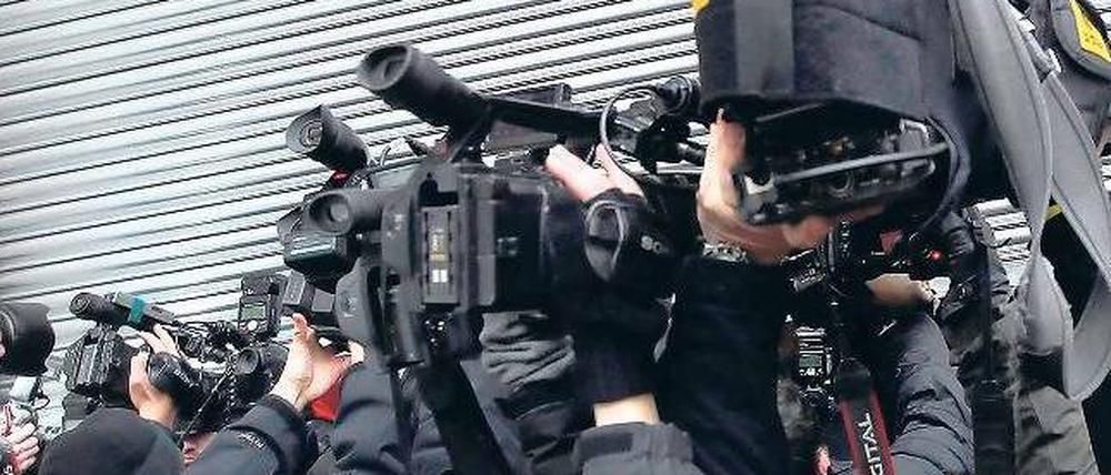 Der Unsichtbare. Reporter filmen das Garagentor des Gerichts, in dem Julian Assange seinen Termin hatte. Foto: rtr