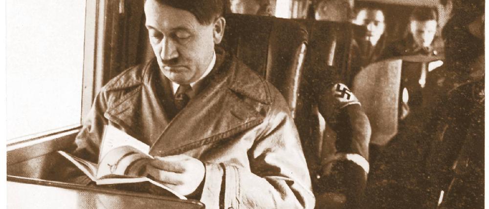Inspiration im Flieger. Hitler 1935 bei der Lektüre eines seiner auf rund 10 000 Bände geschätzten Bücher. Foto: p-a/Mary Evans Picture Library