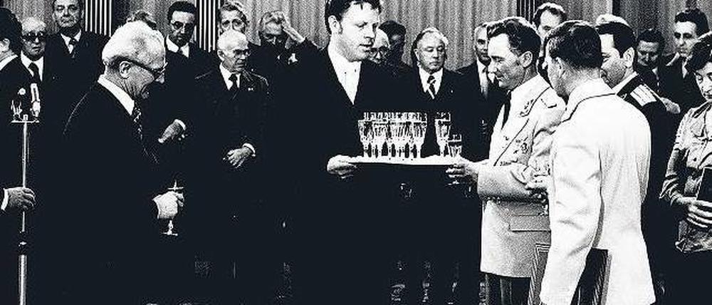 Im Zentrum der Macht. Auch Sigmund Jähn bekommt 1978 ein Glas Sekt von Lothar Herzog (Mitte) serviert. Foto: