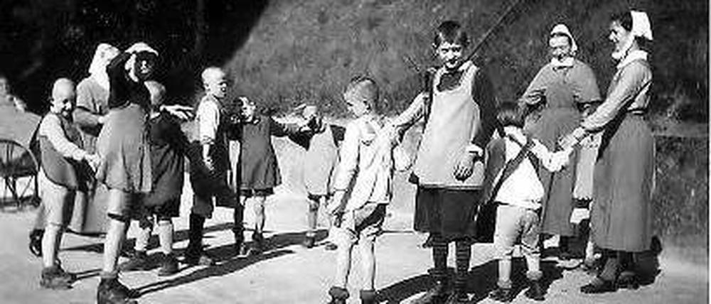 Schamvoll verschwiegen. Geistig behinderte Kinder beim Ringelreihenspielen Anfang der 30er Jahre. 