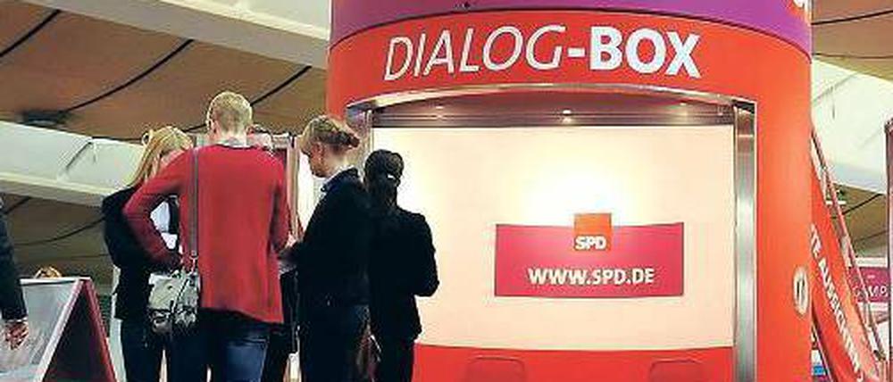 Volksbefragung. Die „Dialog-Box“ der SPD im Bundestagswahlkampf. Foto: dpa