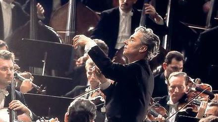 Alles im Blick. Herbert von Karajan dirigiert Beethovens 9. Sinfonie. 