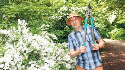 Auf zum Gärtnern. Tagesspiegel-Redakteur Andreas Austilat hat über seine botanischen Abenteuer ein Buch geschrieben: „Vom Winde gesät – Meine Frau, unser Garten und ich“. 