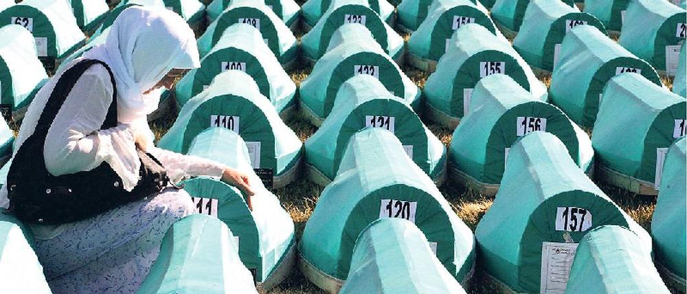 8372 Ermordete. Jeden Sommer werden am Jahrestag des Massakers in der Gedenkstätte Potocari bei Srebrenica neu identifizierte Opfer bestattet. Foto: dpa