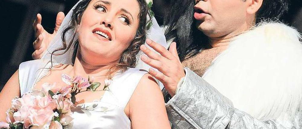 Kurzer Flirt. Don Giovanni (A. LarragaSchleske) und Zerlina (N. Nahoun) Foto: dpa