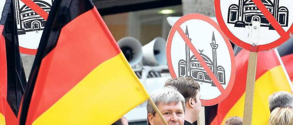 Diese Bürger würden die Religionsfreiheit vermutlich gerne einschränken. Demonstration der rechten Partei Pro NRW. Foto: ddp