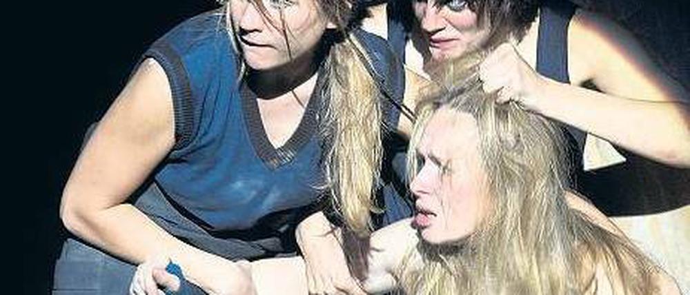 Amazonen auf Beutefang. Anja Schneider als Penthesilea (vorne) mit Julischka Eichel (li.) und Ninja Stangenberg. 