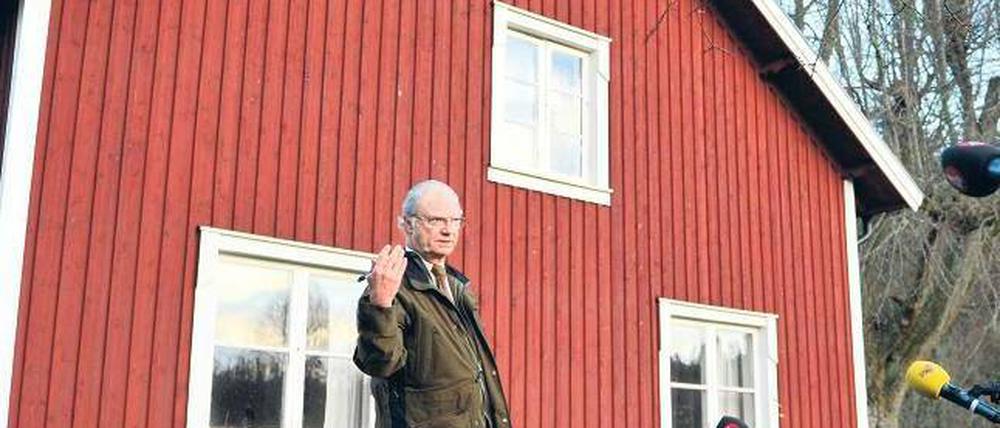 König, allein vorm Haus. Schwedens Carl Gustaf nach einer Jagd. 