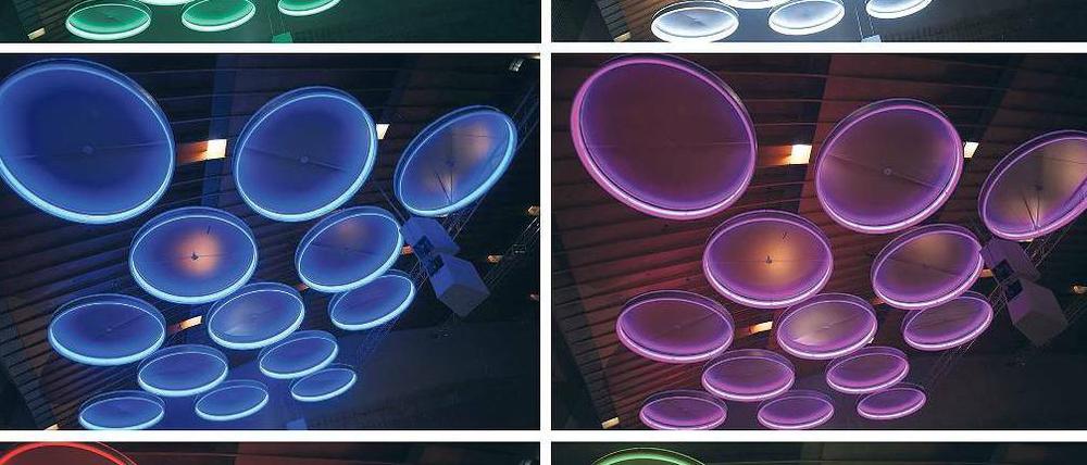 Farbstimmungen. 13 Bühnensegel verbessern die Akustik im Konzertsaal der Universität der Künste. Eingebaute LED-Ringe lassen ihre Farben wechseln. Foto: dpa