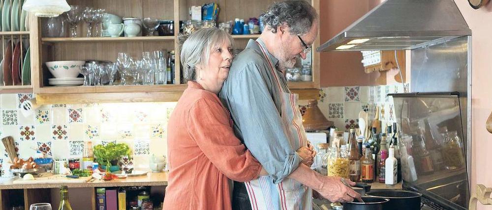 Liebe geht durch den Magen. Hobbykoch Tom (Jim Broadbent) und seine Frau Gerri (Ruth Sheen). 