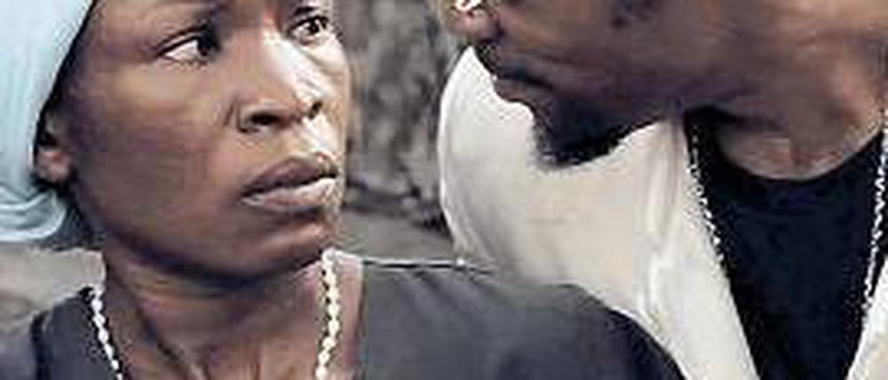 Gangster Cesar (Hoji Fortuna) erpresst eine Frau (Marlene Longage) in "Viva Riva!" von Djo Tunda wa Munga.