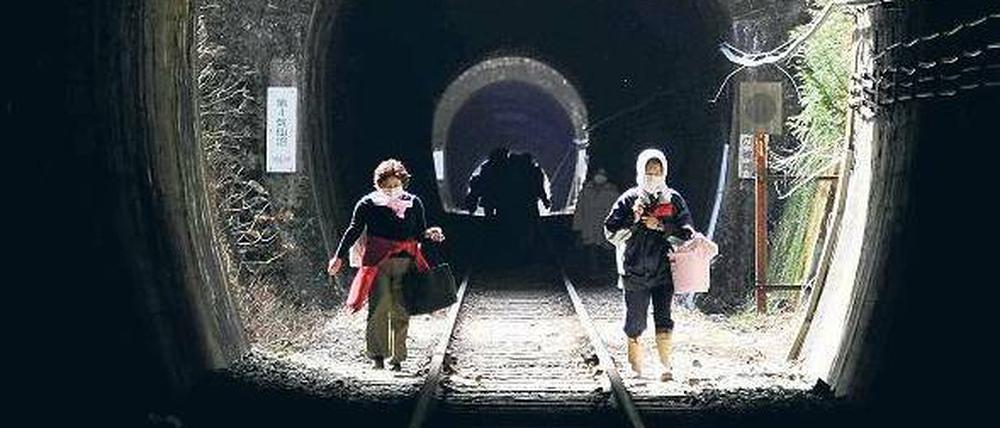 Auf der Flucht. Zwei Frauen in einem Eisenbahntunnel nahe der Stadt Kesennuma. 