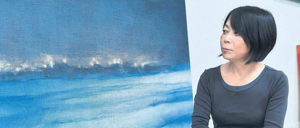 Der veränderte Blick. Leiko Ikemura vor ihrem Gemälde, das wie ein Menetekel für das Unglück von Fukushima erscheint. 