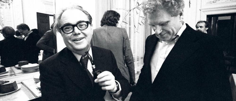 Leben, lustvoll! Max Frisch im Gespräch mit Tankred Dorst bei einem Suhrkamp-Empfang 1977 in Frankfurt. 