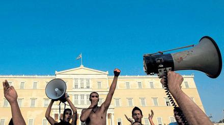 Ihr da oben, wie hier unten. Demonstranten auf dem Athener Syntagma-Platz, dem Zentrum des Protests gegen die Sparpläne. Foto: Reuters