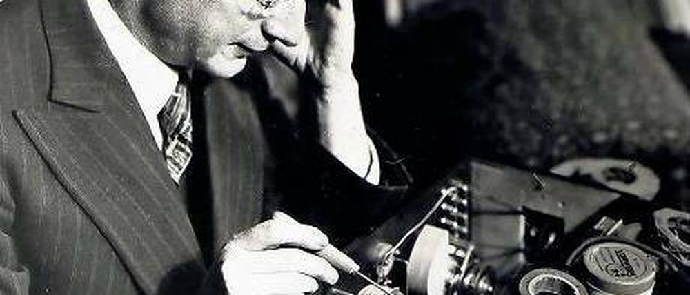 Wie gehört das noch einmal zusammen? Döblin 1929 vor Radiogerät. Foto: Ullstein