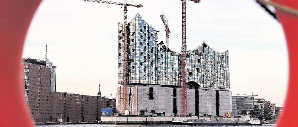 Berühmt-berüchtigt. Die umstrittene Elbphilharmonie in Hamburg ist ein Erfolgsbeispiel für „public private partnership“. Foto: dpa