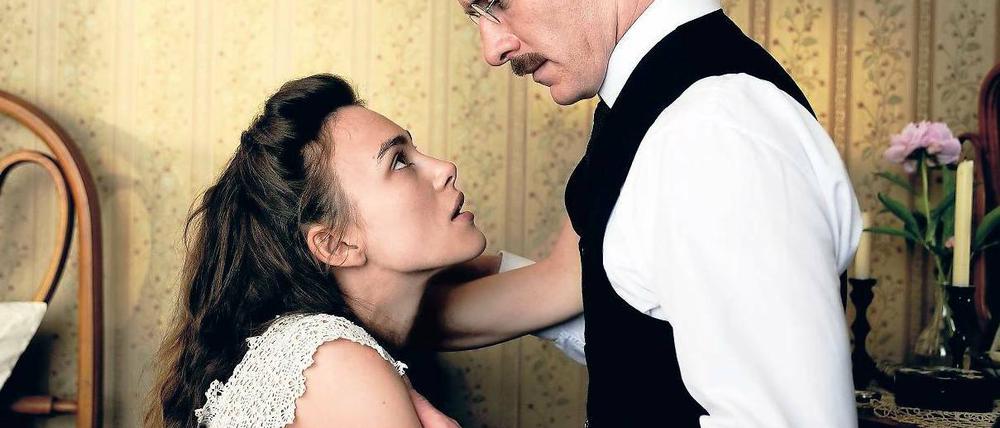 Verstrickt. Carl Gustav Jung (Michael Fassbender) und seine Lieblingspatientin Sabina Spielrein (Keira Knightley). Foto: Universal