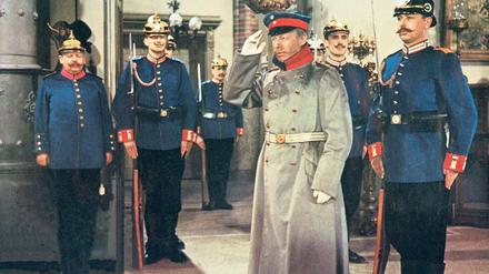 Der Mensch fängt erst beim Leutnant an. Heinz Rühmann als „Der Hauptmann von Köpenick“ in der Regie von Helmut Käutner, 1956. 