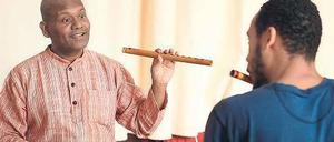 Flötentöne. Dozent Manickam Yogeswaran und Kursteilnehmer Amewu spielen die indische Venu.