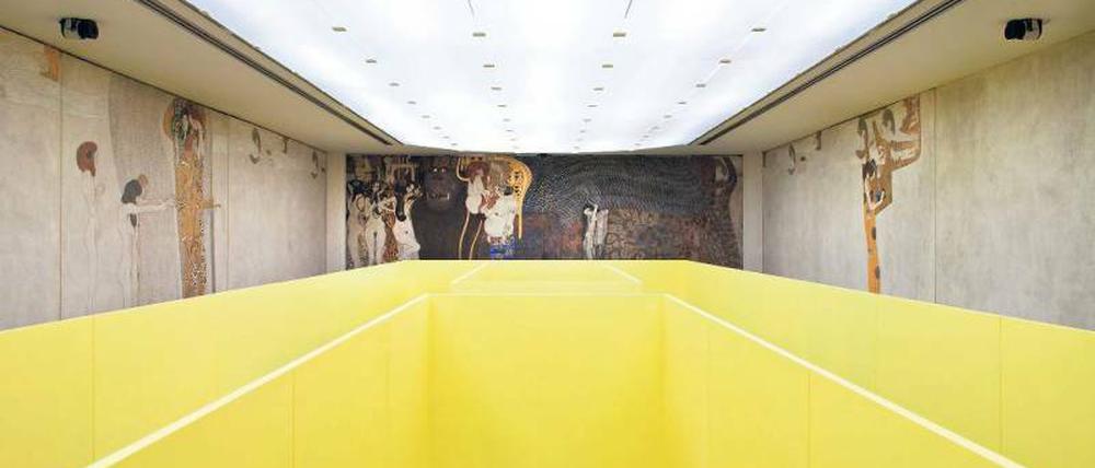 Aug in Aug mit den Göttern. Gerwald Rockenschaubs skulpturale Intervention in der Wiener Secession ermöglicht die Nahsicht auf Klimts „Beethovenfries“. 