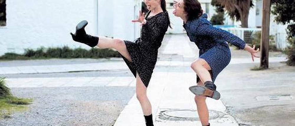 Flotter Zweier. Bella (Evangelia Randou, links) und Marina (Ariana Labed) tanzen auf Beton. Foto: Rapid Eye Movies