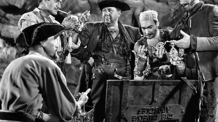 Arrr, Immobiliengeschäfte! Charles Laughton (M.) als Captain Kidd im Piratenfilm „Unter schwarzer Flagge“ von 1945.