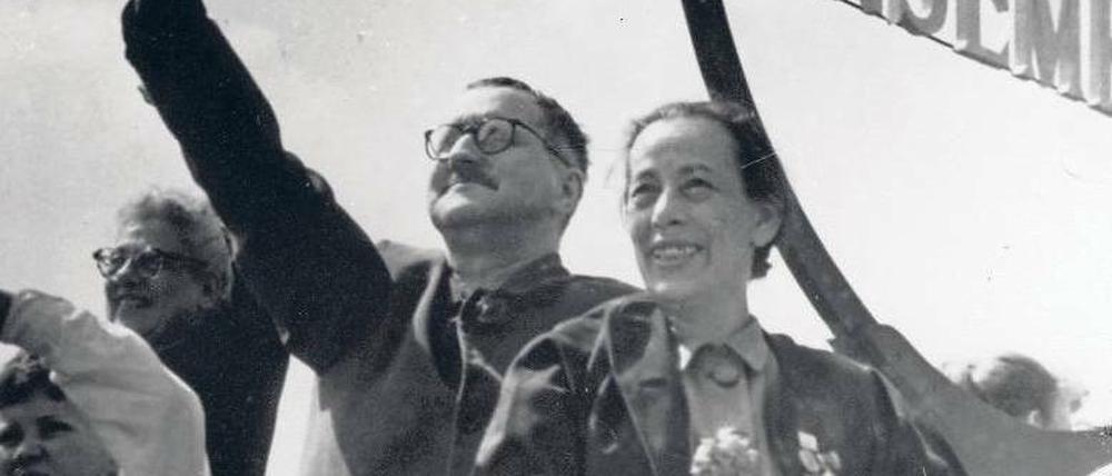 Höhenflug. Brecht und Weigel bei der 1.-Mai-Feier 1954 auf dem Dach des BE. 