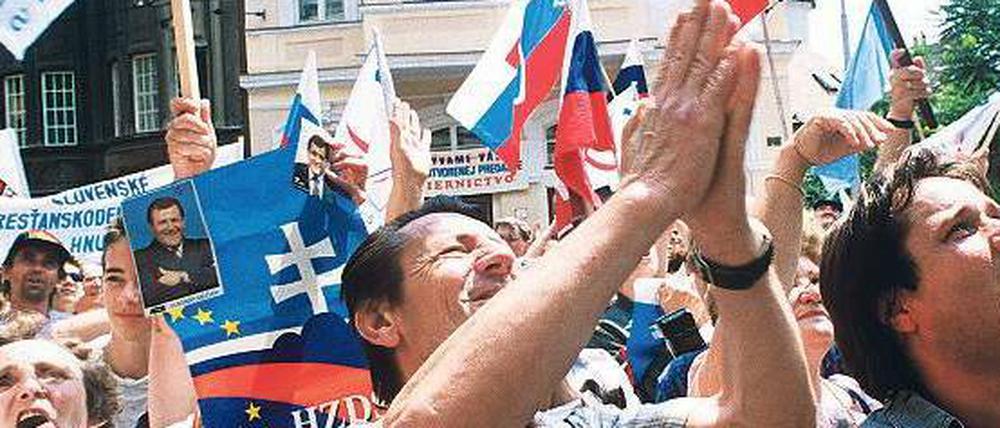 Abschied von einer Illusion. Vor dem Parlamentsgebäude in Bratislava feiern Slowaken 1992 den Unabhängigkeitsbeschluss.