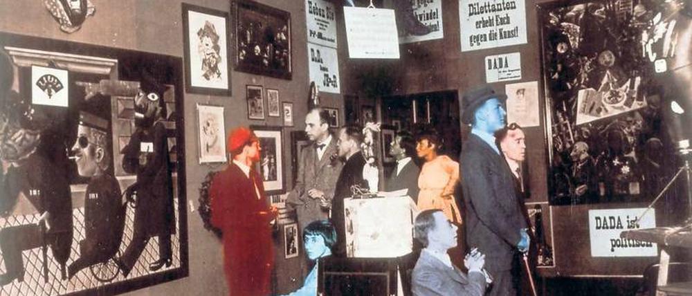 Kunst und Aktion. 1920 wurde in Berlin die „1. Internationale Dada-Messe“ eröffnet. Wieland Herzfelde (stehend, ganz rechts). Zugegen waren u. a. auch Raoul Hausmann, George Grosz, John Heartfield und Hannah Hoech. Foto: picture alliance/akg-images