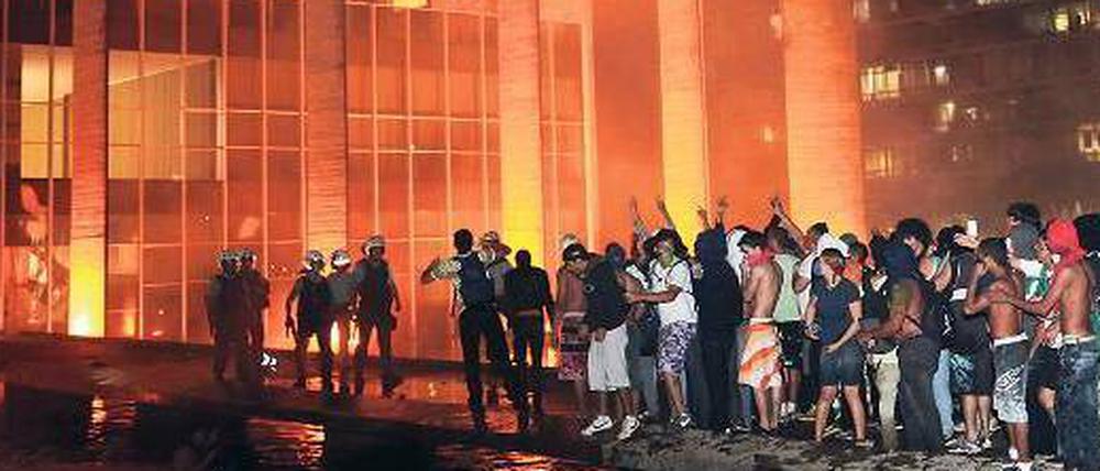 Tage des Zorns. Demonstranten am 20. Juni vor dem Itamaraty-Palast, dem Außenministerium in Brasília. Foto: Reuters