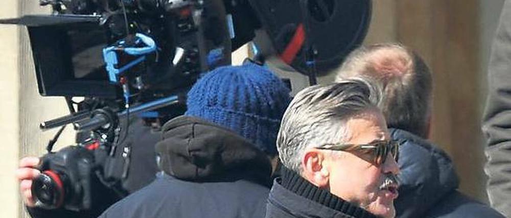 Kriegskunst. George Clooney bei den Dreharbeiten in Berlin. Foto: dpa