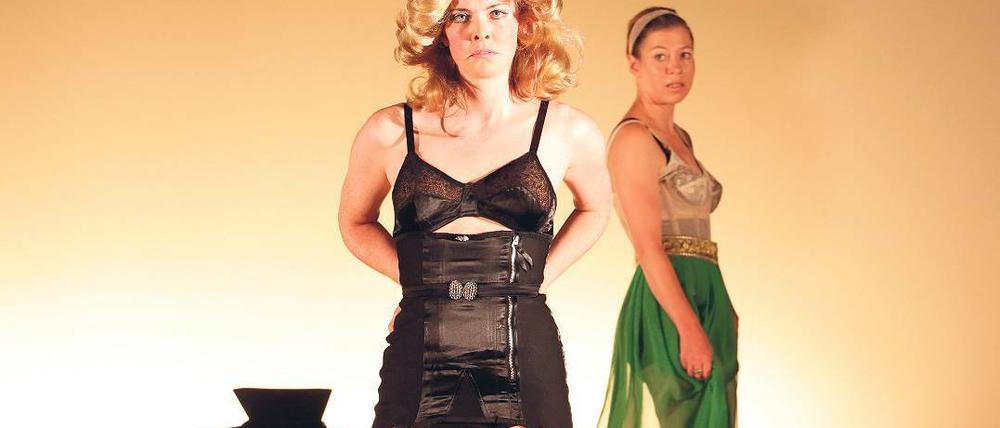 Fassbinders Frauen. Lucy Wirth als Model Karin und Jule Böwe als Designerin Petra von Kant. Foto: Eventpress Hoensch