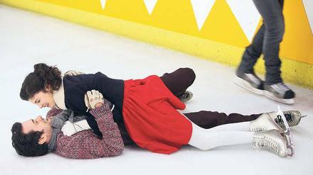 Auf glattem Eis. Colin (Romain Duris) und Chloe (Audrey Tautou) kommen sich beim Schlittschuhlaufen näher. 