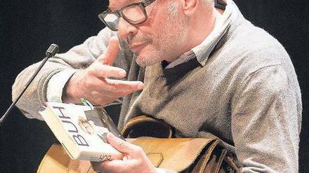 Der Mann mit der Ledertasche. Leander Haußmann liest sich selbst. Foto: Hannibal/dpa