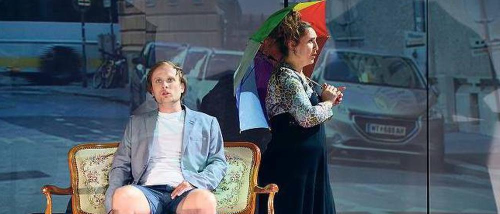 Draußen ist drinnen. Szabolzs Hamori (Don Alfonso) und Valentyna Halushko (Dorabella) in der Inszenierung von Clara Hinterberger. 