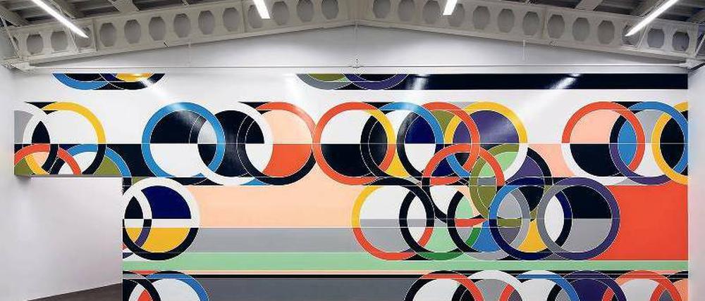 Olympische Ringe. Sarah Morris erinnert mit ihrer Wandmalerei an die Spiele 1972 in München und deren Ästhetik.