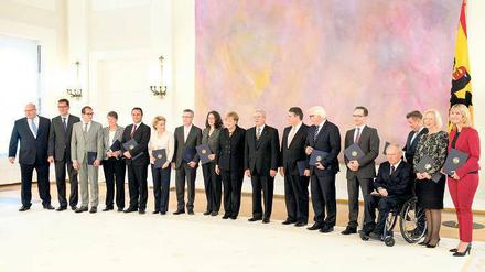 Bundespräsident Joachim Gauck überreicht den Ministern der großen Koalition am 17. Dezember ihre Ernennungsurkunden.