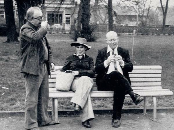 Ausflug zum Müggelsee. Max Frisch (stehend) mit Frau Marianne und Uwe Johnson, 1973. 
