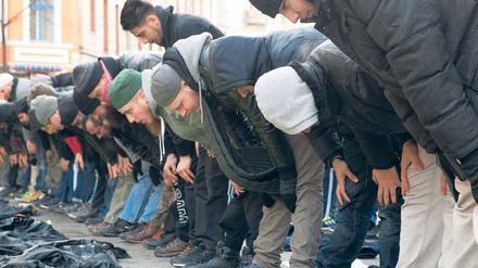 Zornige Minorität. Anhänger des Salafisten Pierre Vogel beten in der Neuköllner Flughafenstraße am 25.1.2014. 