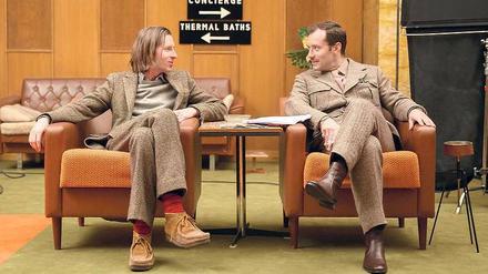 Ernst von innen, komisch von außen: Wes Anderson unterhält sich am Set von "Grand Budapest Hotel" mit Schauspieler Jude Law (rechts)