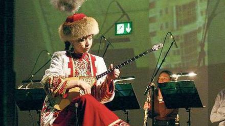 Töne, Tänze, Trachten. Ulzhan Baibussynova aus Kasachstan gehört zum Ensemble von „Dede Korkut“. 