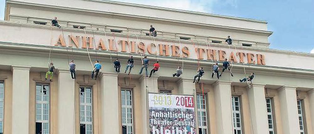 Theater verankern. Dessauer Protestaktion gegen den drohenden Kahlschlag mit 3000 Demonstranten im Juni 2013.
