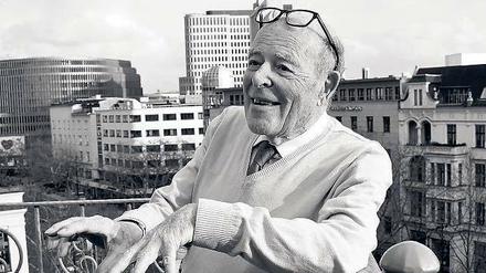 Munter. Marcel Ophüls, 87, auf der Dachterrasse des Hotels Kempinski. Am Freitag er er im Haus der Kulturen der Welt aufgetreten . 