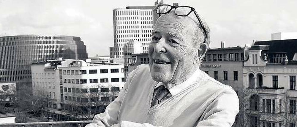 Munter. Marcel Ophüls, 87, auf der Dachterrasse des Hotels Kempinski. Am Freitag er er im Haus der Kulturen der Welt aufgetreten . 
