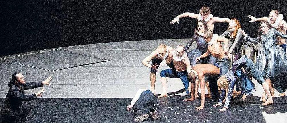 Die Opernwelt ist eine Scheibe. Im Bühnenbild von Emma Ryott wiegen Samuel Youn als Méphistophélès (links) und eine muntere Geisterschar Faust (Klaus Florian Vogt) in süßen Schlummer.