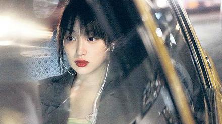 Akiko (Rin Takanashi) fährt im Taxi zu einem Freier. 