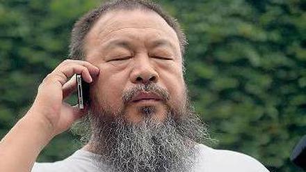 Ai Weiwei telefoniert 2012 mit seinem Anwalt.
