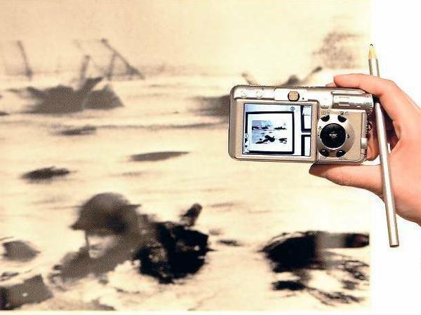 Katalogisierung einer Ikone. Robert Capas berühmtes Foto von der Landung der Alliierten in der Normandie im Juni 1944, ausgestellt in Mailand 2006. 